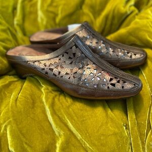 White Mountain Bronze Floral Cutout Deeka Mules